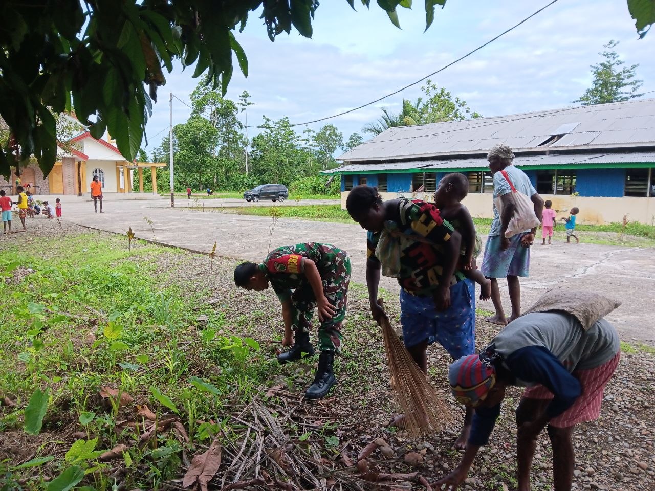 Babinsa Koramil 1710-07/Mapurujaya Ajak Warga Gotong Royong Bersihkan Halaman Gereja