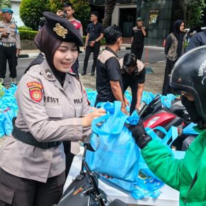 Polda Metro Jaya Berbagi di Jumat Peduli, Ojol hingga Pekerja Harian Terima Sembako