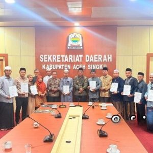 Bupati Aceh Singkil Serahkan Tiga Puluh Sertifikat Akreditasi Pesantren dan Dayah