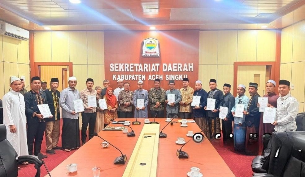 Bupati Aceh Singkil Serahkan Tiga Puluh Sertifikat Akreditasi Pesantren dan Dayah