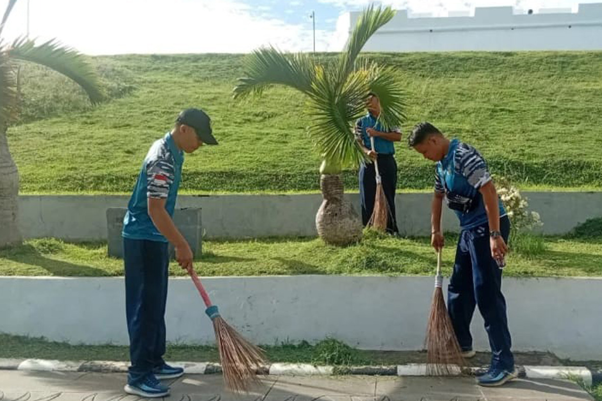 Lanal Bengkulu Laksanakan Bakti Sosial Pembersihan Kawasan Benteng Marlborough
