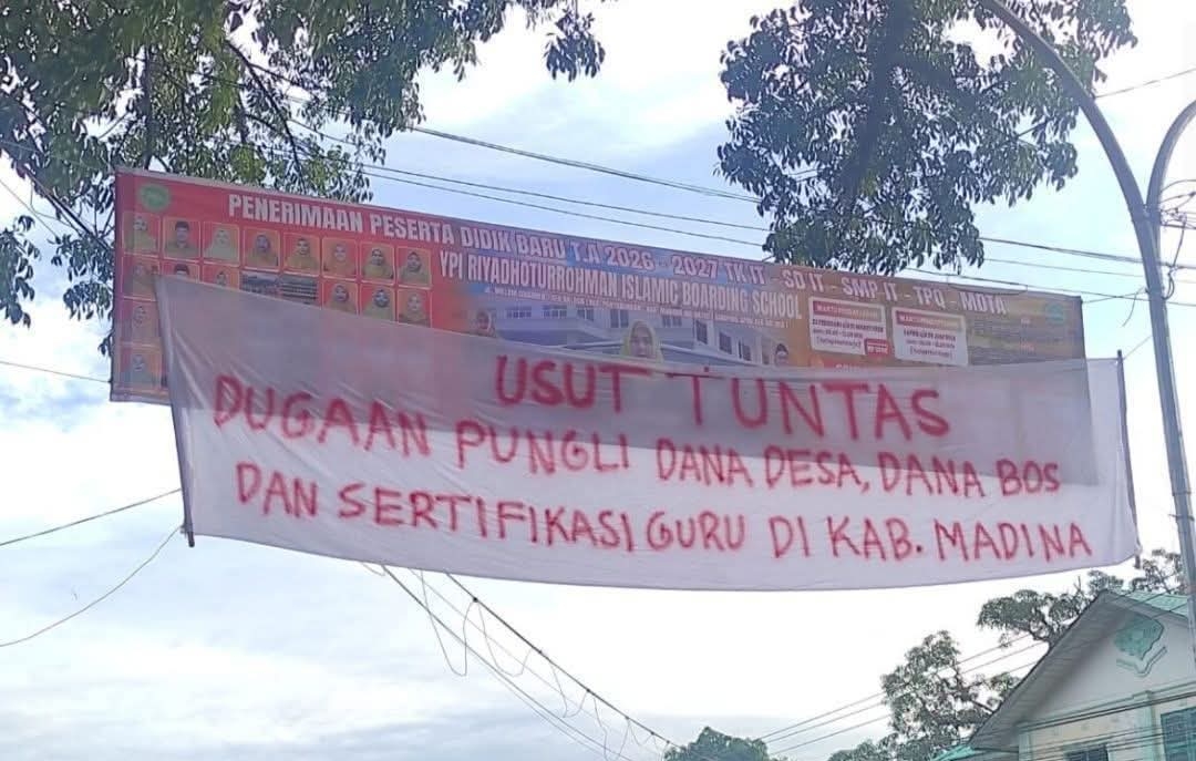 Heboh Spanduk Desakan Mundur Saipullah Nasution dan Dugaan Pungli DD, Dana Bos, Serta Sertifikasi Guru Muncul di Kota Panyabungan