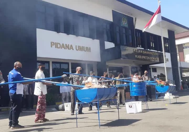 Eksekusi Final! Kejari Kabupaten Bekasi Musnahkan Ratusan Gram Sabu dan Belasan Ribu Obat Terlarang