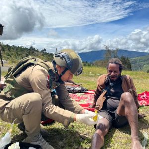 Satgas Damai Cartenz Gelar Patroli Humanis dan Pelayanan Kesehatan di Sinak