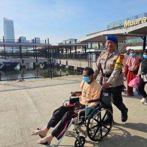 Polisi Bantu Penumpang Berkebutuhan Khusus di Kali Adem, Wujud Pelayanan Humanis