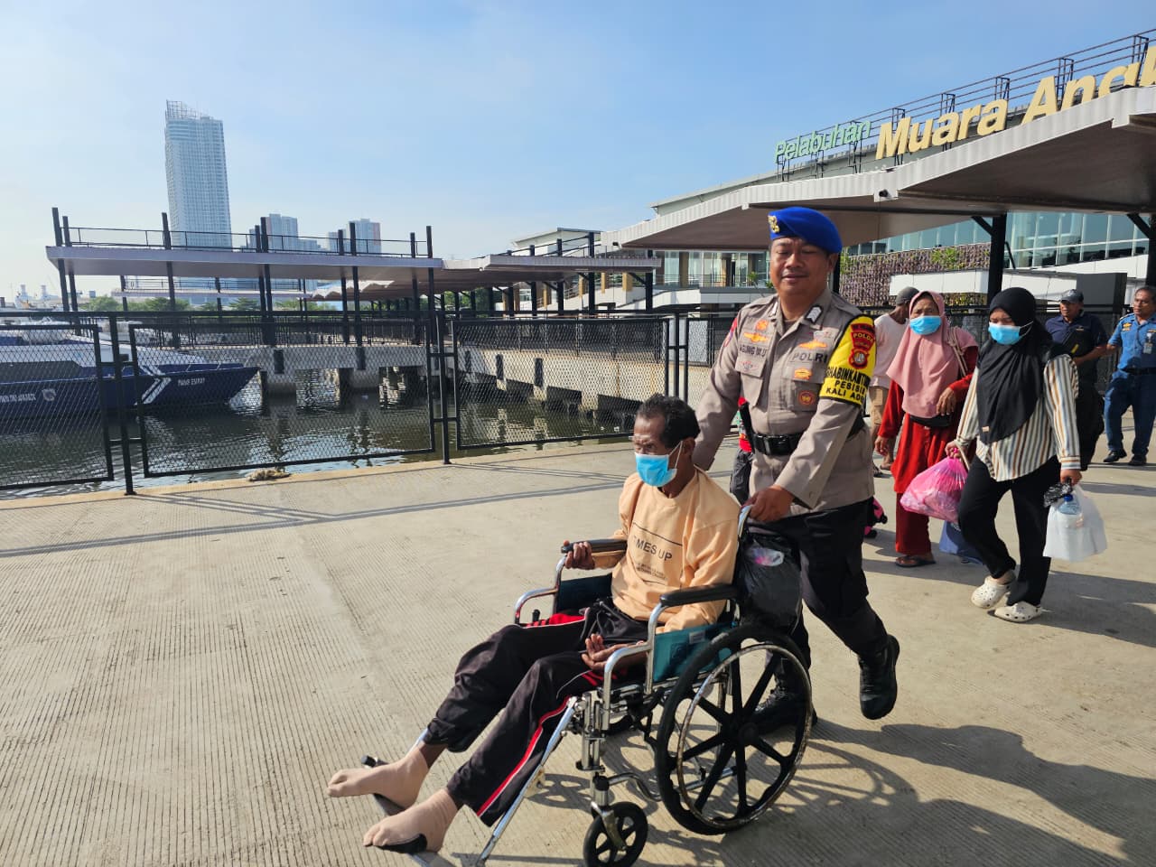 Polisi Bantu Penumpang Berkebutuhan Khusus di Kali Adem, Wujud Pelayanan Humanis