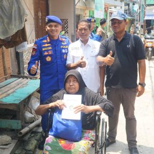 Ditpolairud Polda Metro Jaya Salurkan Bantuan Kursi Roda kepada Warga Pesisir di Muara Angke