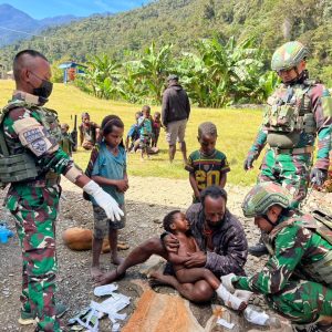 Tiga Warga Distrik Sinak Terluka Akibat Penembakan OPM, Dievakuasi dengan Bantuan TNI dan Warga