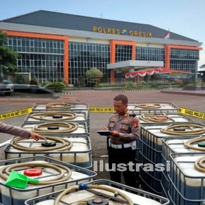 SATRESKRIM POLRES GRESIK : Gerebek Gudang BBM Ilegal, 10 Baby Tank Solar Subsidi Disita!