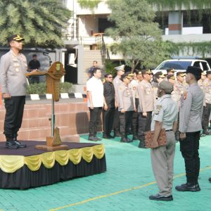 Apel Jam Pimpinan, Kapolres Jakbar Kombes Pol Twedi Aditya Bennyahdi Tekankan Pelayanan Humanis