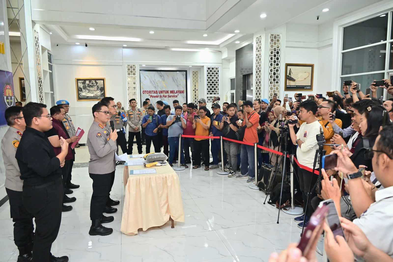 Polda Jambi Gelar Konferensi Pers, DPO Narkotika Berhasil Ditangkap di Tanjab Barat