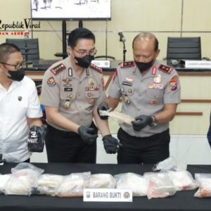 Polda Jatim Selidiki Temuan 22 Kg Kokain di Pantai Giligenting, Diduga Terkait Jaringan Besar