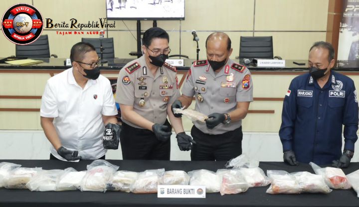 Polda Jatim Selidiki Temuan 22 Kg Kokain di Pantai Giligenting, Diduga Terkait Jaringan Besar