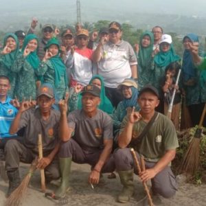 Kegiatan Foto : Pemerintah Kecamatan Cigombong dan Pemdes Tugujaya Gelar Aksi Bersih Jalan Kabupaten di Jalur Cinangka–Citugu