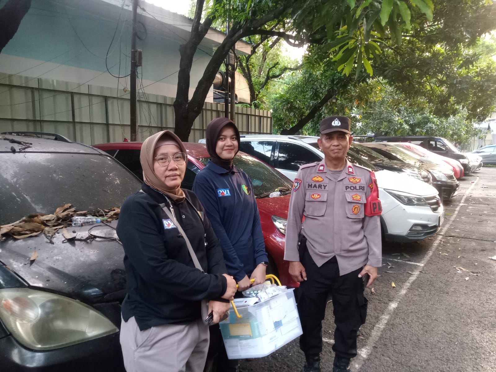 Polres Jakbar Berikan Layanan Kesehatan dan Trauma Healing untuk Korban Kebakaran Aspol Kalideres