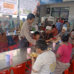 Jumat Peduli Polsek Metro Penjaringan, 500 Paket Nasi Dibagikan untuk Warga di Penjaringan