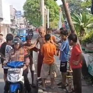 Respon Cepat Aduan Warga, Lansia Terjatuh di Krendang Tambora Langsung Diantar Pulang Oleh Personel Polsek Tambora