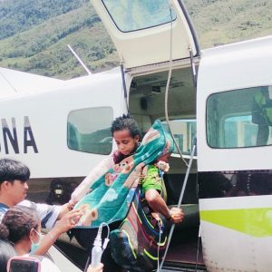 Anak 6 Tahun Korban Aksi Kebrutalan OPM di Kabupaten Puncak Dievakuasi Petugas dan Medis