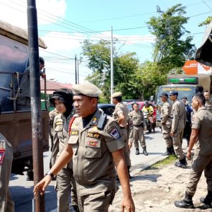 Satpol PP Padang Tegaskan Kembali Fungsi Trotoar, Barang Dagangan Diamankan