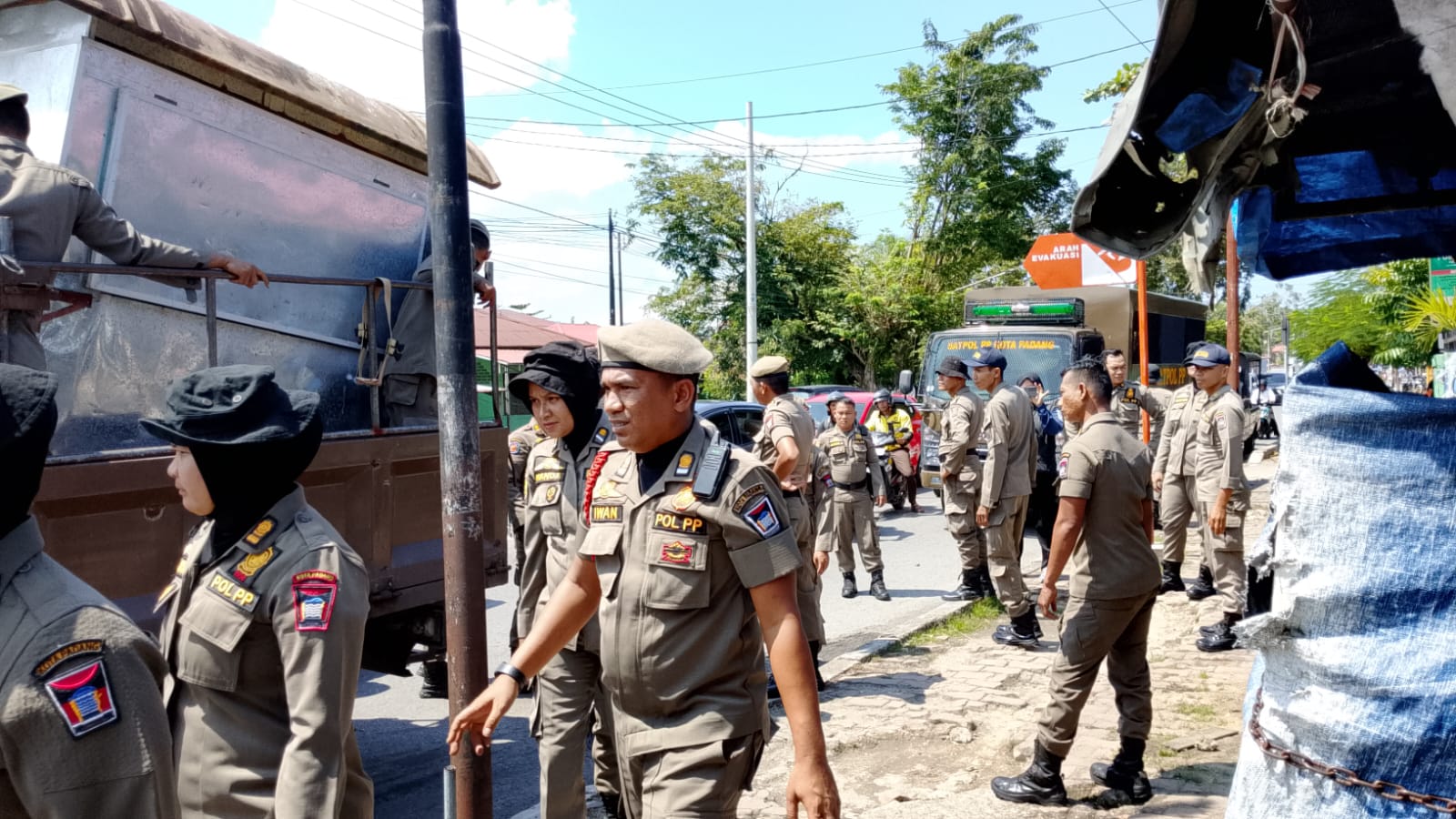 Satpol PP Padang Tegaskan Kembali Fungsi Trotoar, Barang Dagangan Diamankan