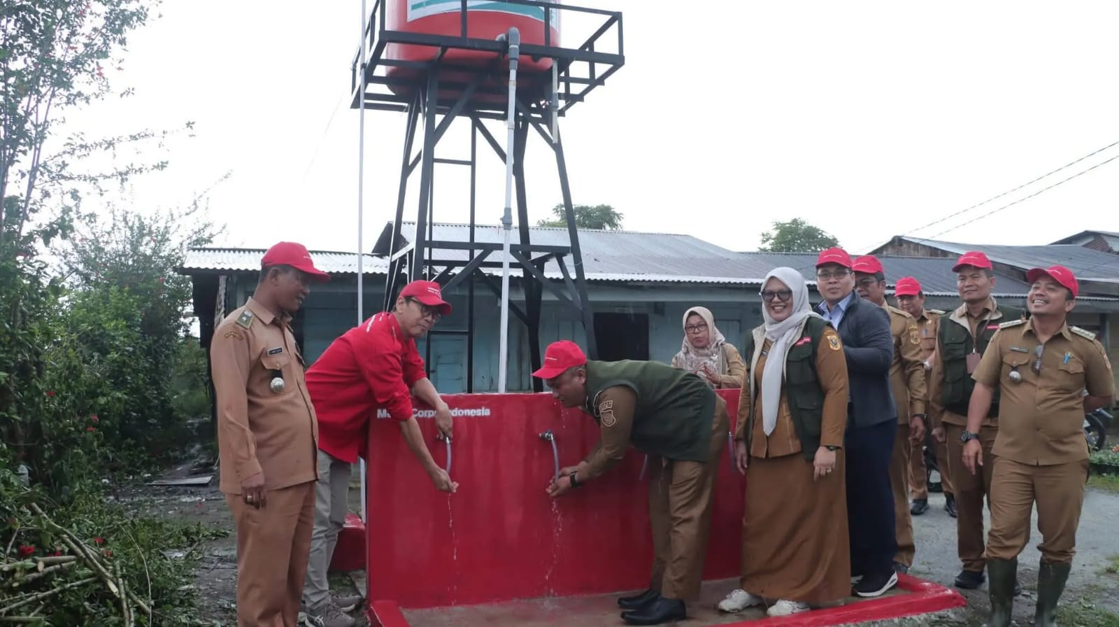 Pemerintah kabupaten Dairi – Mercy Corps Indonesia  Resmikan Fasilitas Air Dan Menanam Pohon