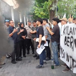 Aksi Damai Massa Datangi Kantor DPRD Kota Medan,Minta tutup Kilang Kecap  Terkait  Limbah.