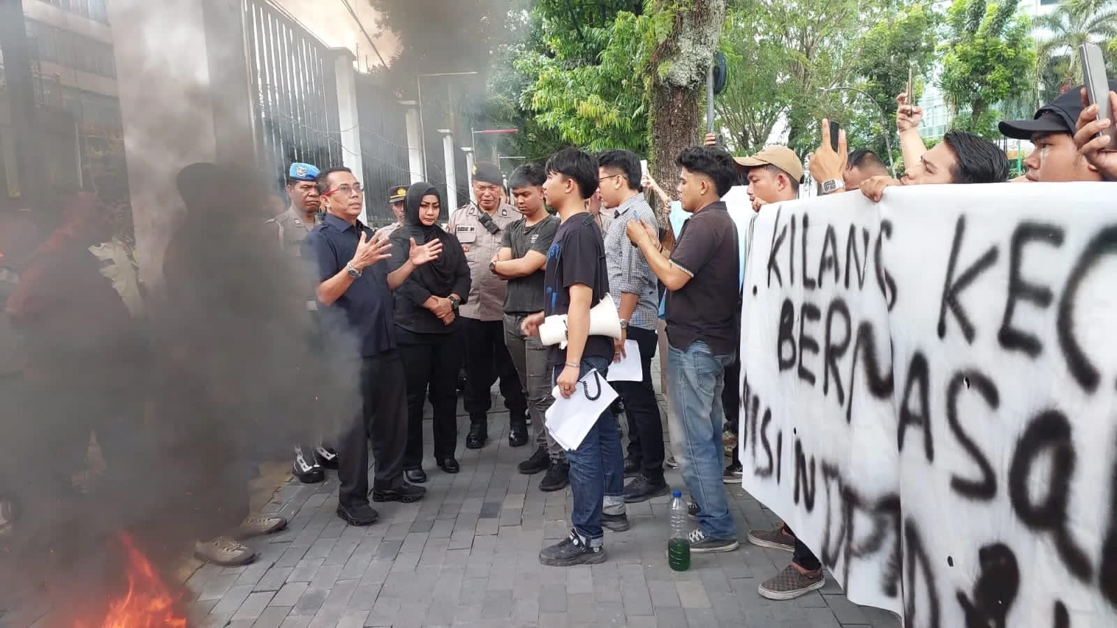 Aksi Damai Massa Datangi Kantor DPRD Kota Medan,Minta tutup Kilang Kecap  Terkait  Limbah.