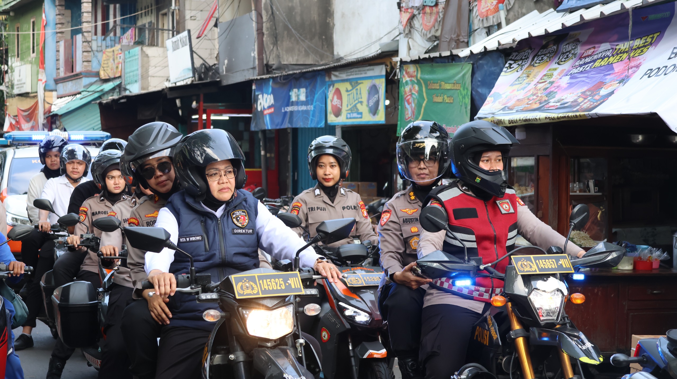 Dalam Semangat Hari Kartini, Polwan Polda Metro Jaya dan Polres Metro Jajaran Gelar Patroli Kamtibmas dan Bakti Sosial