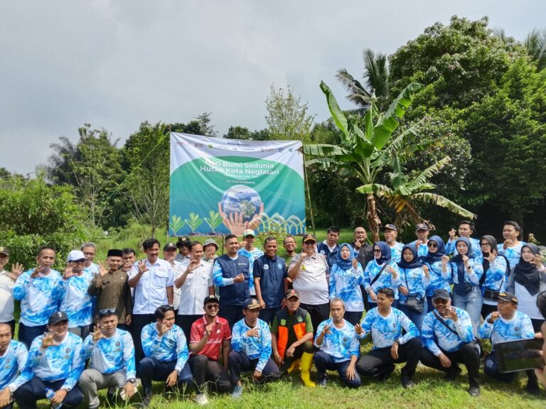 Kegiatatan Foto : Pemerintah Kecamatan Cigombong Bersama Dishub Kabupaten Bogor dan PT Tirta Investama Peringati Hari Bumi Sedunia dengan Penanaman Pohon