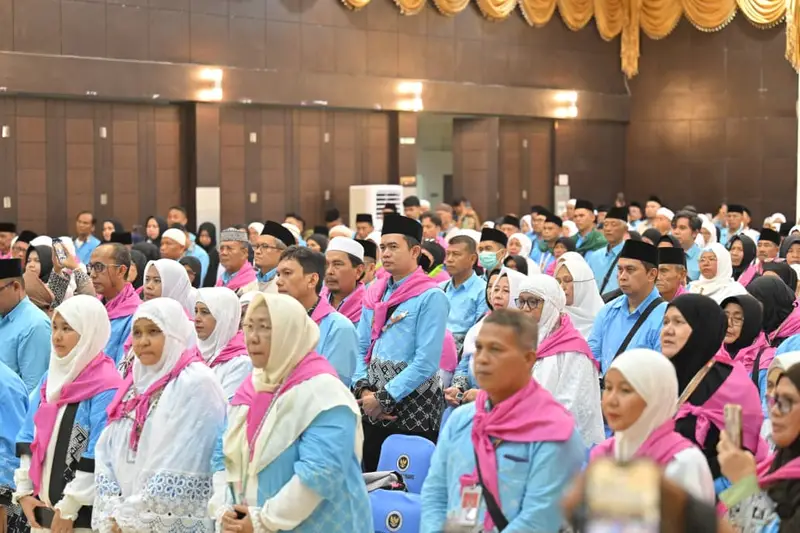 Langkah Awal Menuju Ka’bah: Gubernur Mahyeldi Lepas Gelombang Pertama 386 Jemaah Haji Padang