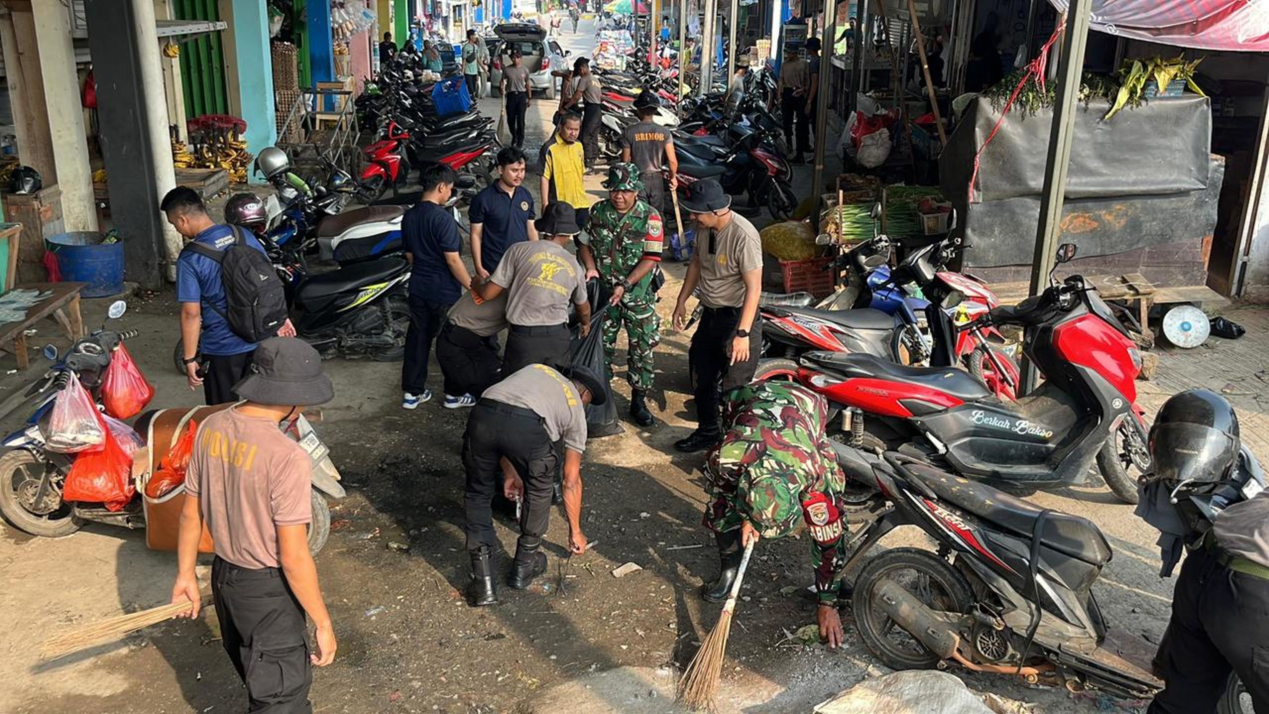 Brimob Polda Metro Jaya Bersihkan Pasar Tegal Danas Bekasi, Lingkungan Lebih Nyaman dan Bebas Genangan