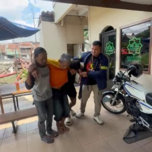 Aksi Sigap dan Humanis Polisi, Sopir Bajaj Pingsan Dilarikan ke Puskesmas oleh Tim Reskrim Polsek Tambora