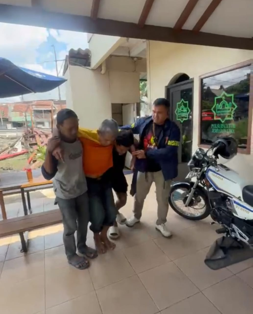 Aksi Sigap dan Humanis Polisi, Sopir Bajaj Pingsan Dilarikan ke Puskesmas oleh Tim Reskrim Polsek Tambora