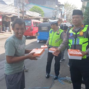 Jumat Berkah, Satlantas Tambora Bagikan Nasi Kotak untuk Warga di Tambora