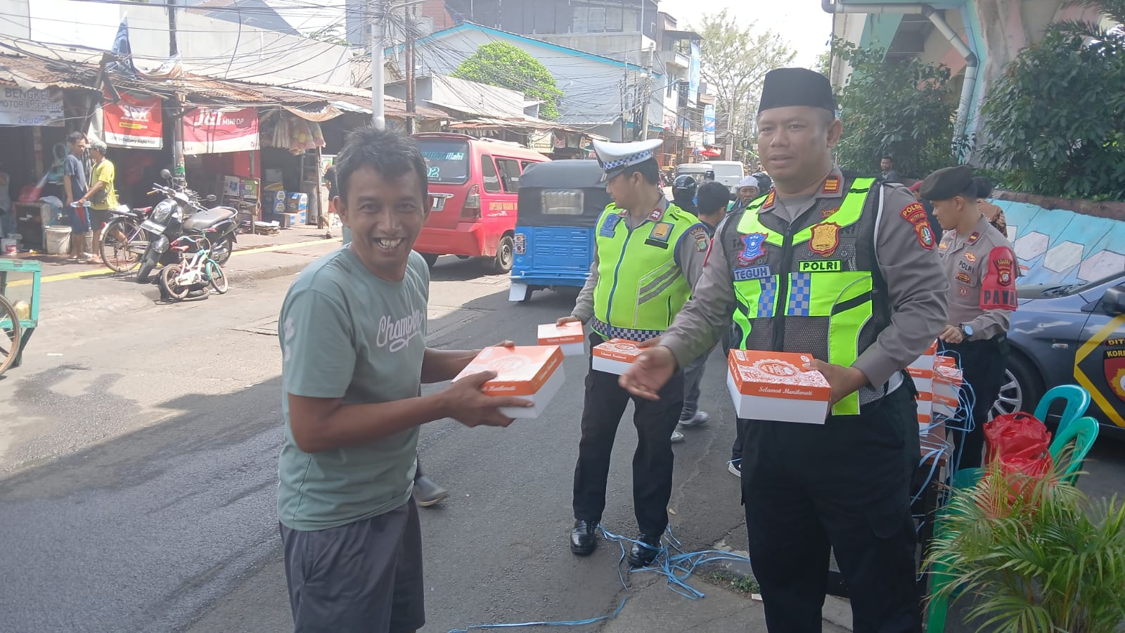 Jumat Berkah, Satlantas Tambora Bagikan Nasi Kotak untuk Warga di Tambora