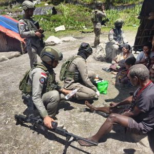 Satgas Damai Cartenz Laksanakan Patroli dan Layanan Kesehatan di Pengungsian Gigobak Sinak, Wujud Nyata Kepedulian kepada Warga