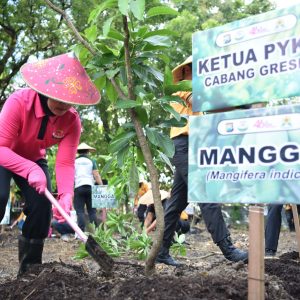Peduli Lingkungan, Polres Gresik Bersama Bhayangkari Tanam Puluhan Pohon Produktif
