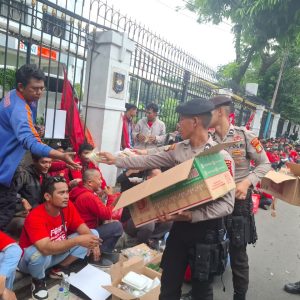 Polres Metro Jakarta Pusat Layani Penyampaian Pendapat Buruh di MA, Bagikan Roti dan Air Mineral kepada Peserta Aksi