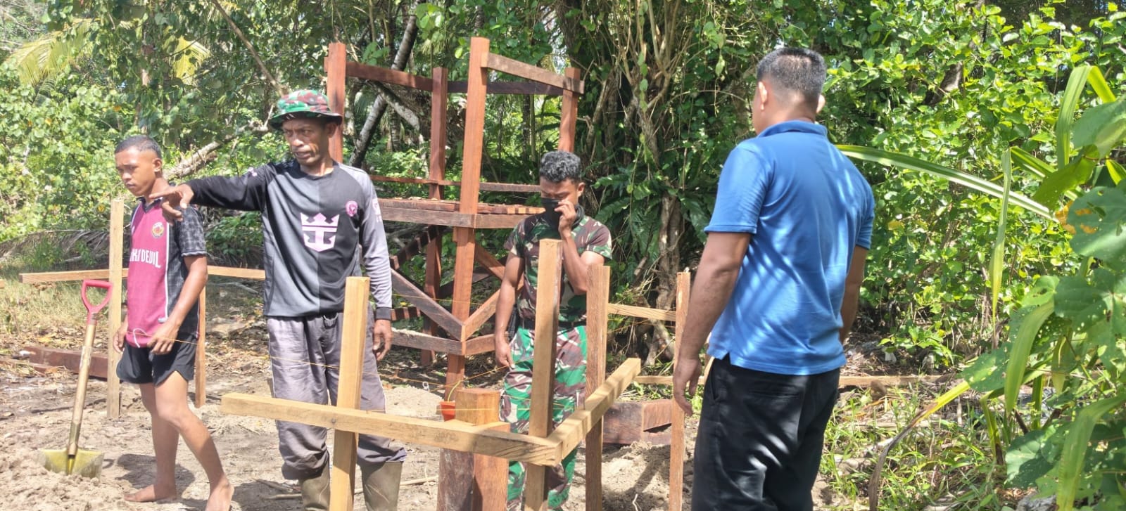 Satgas TMMD Bangun Fasilitas 5 Unit MCK Umum untuk Warga Kampung Keakwa