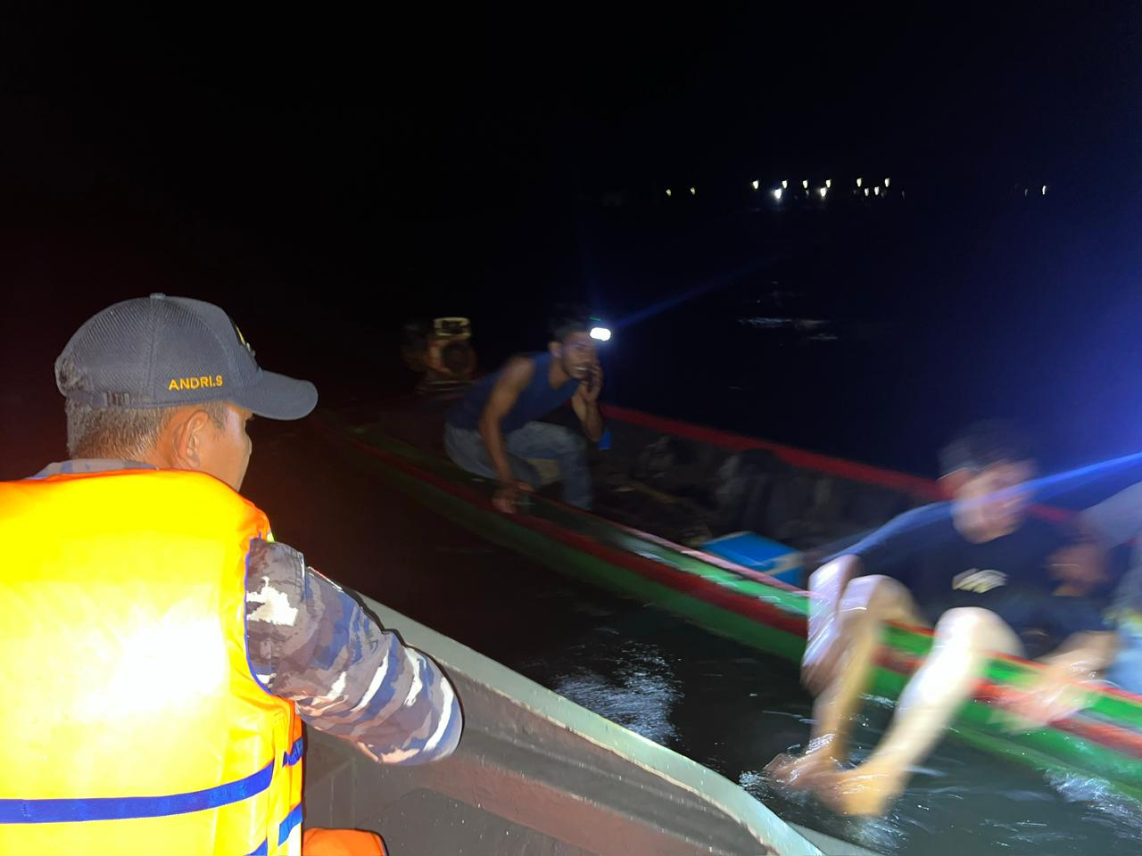 Sigap dan Respon Cepat, KAL Tedung I-1-37 Lanal Dumai Selamatkan Nelayan di Perairan Selat Rupat