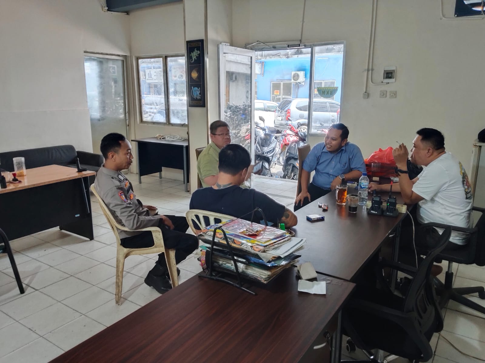 Ciptakan Rasa Aman, Bhabinkamtibmas Sambangi Posko Security Apartemen City Park