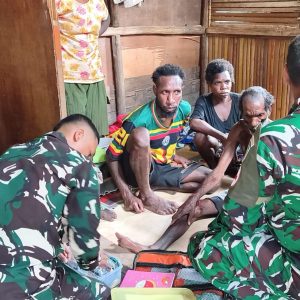 Tim Kesehatan Satgas TMMD Gerak Cepat Layani Warga Yang Sakit
