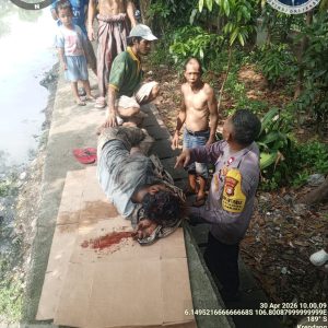 Respons Cepat Bhabinkamtibmas Krendang Polsek Tambora, Warga Terjatuh ke Kali Berhasil Dievakuasi