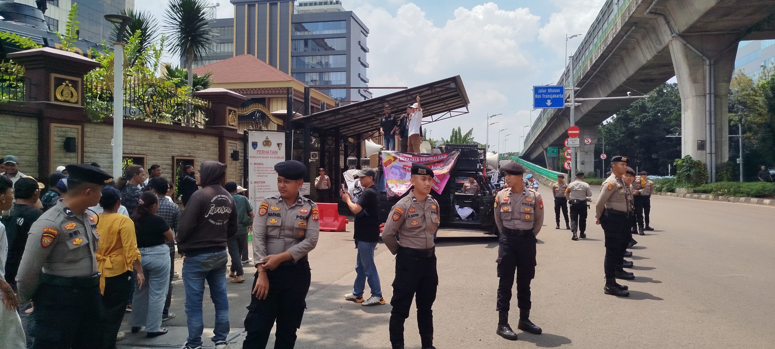 Desakan Bebaskan Vanessa Menggema, Massa Gelar Rilis Pers di Depan Mabes Polri