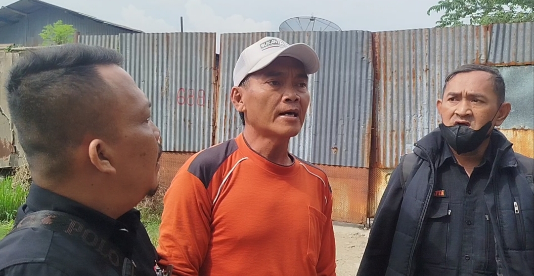 Jeritan Warga Kalibaru Akibat Limbah Asap Pabrik Limbah Karung, Pemilik Diduga WNA Tanpa Izin