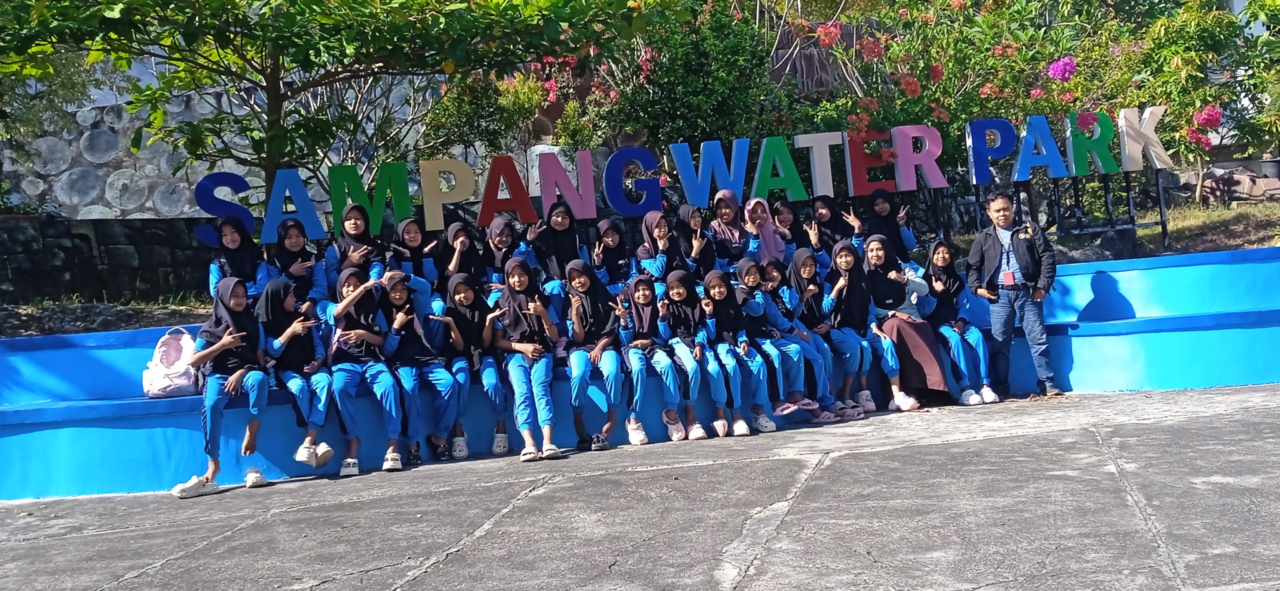 UPTD SDN Patarongan 1 Praktek Renang Sekaligus Mengucapkan HUT Ke – 3 Sampang Water Park