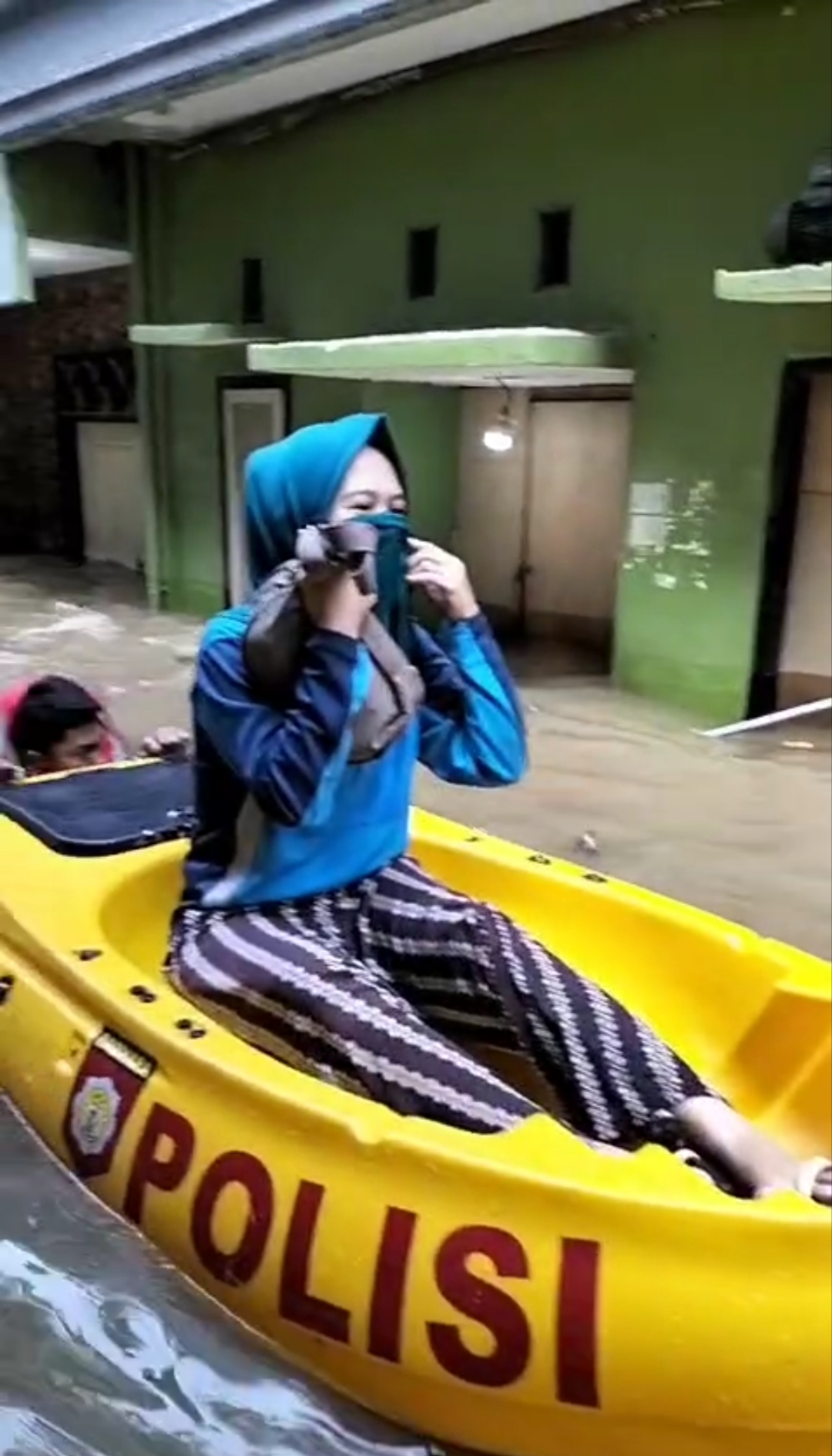 Polairud Polda Metro Jaya Evakuasi Warga Kebon Pala, Ketua RT: Apresiasi Tinggi dan Terima Kasih atas Kepedulian Polisi