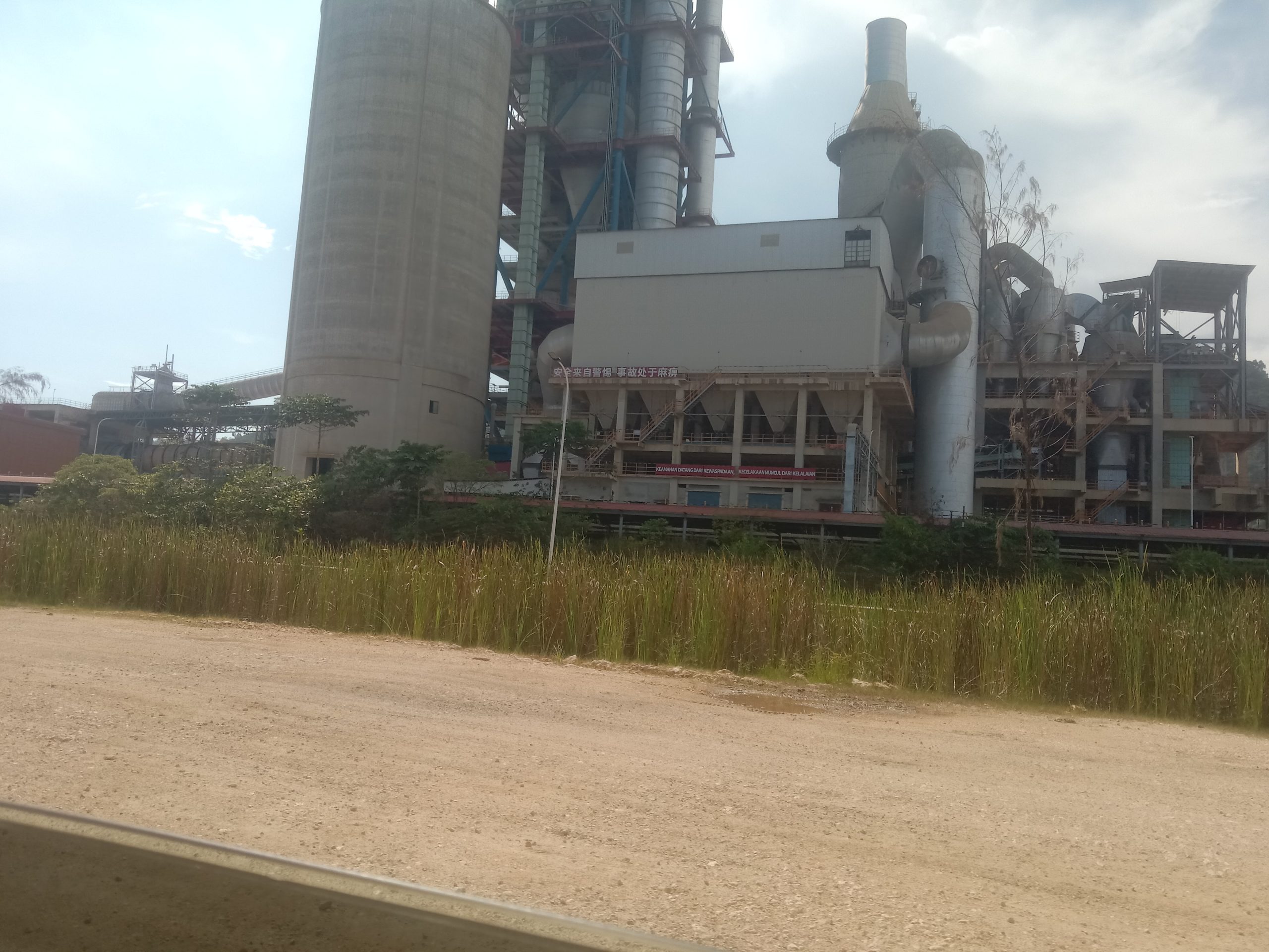 PABRIK SEMEN SINGA MERAH, DARI PERENCANAAN HINGGA OPERASIONAL DAN KONTROVERSI