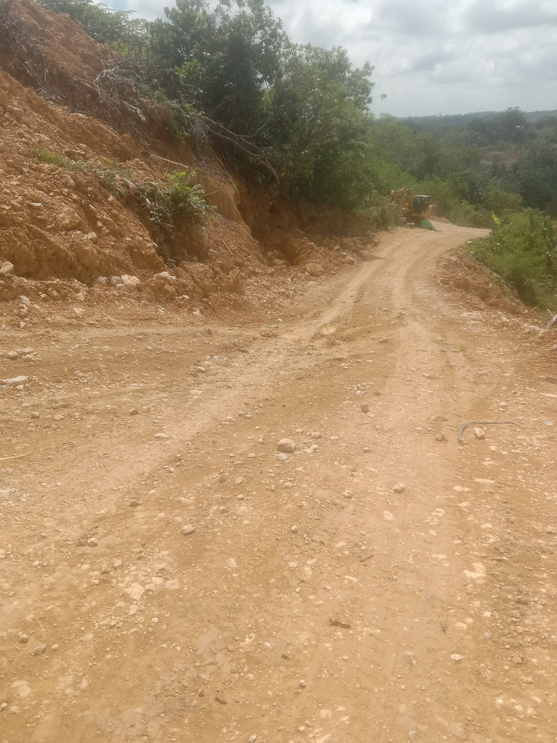 MARAKNYA AKTIVITAS GALIAN C TIDAK BERIZIN DI BUKIT PELANGI. ALAT BERAT KELUAR MASUK DI DEPAN KANTOR BUPATI KUTIM