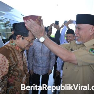 Gubernur Mahyeldi Menyambut Kedatangan Menteri Agama Dengan Nuansa Adat Minangkabau